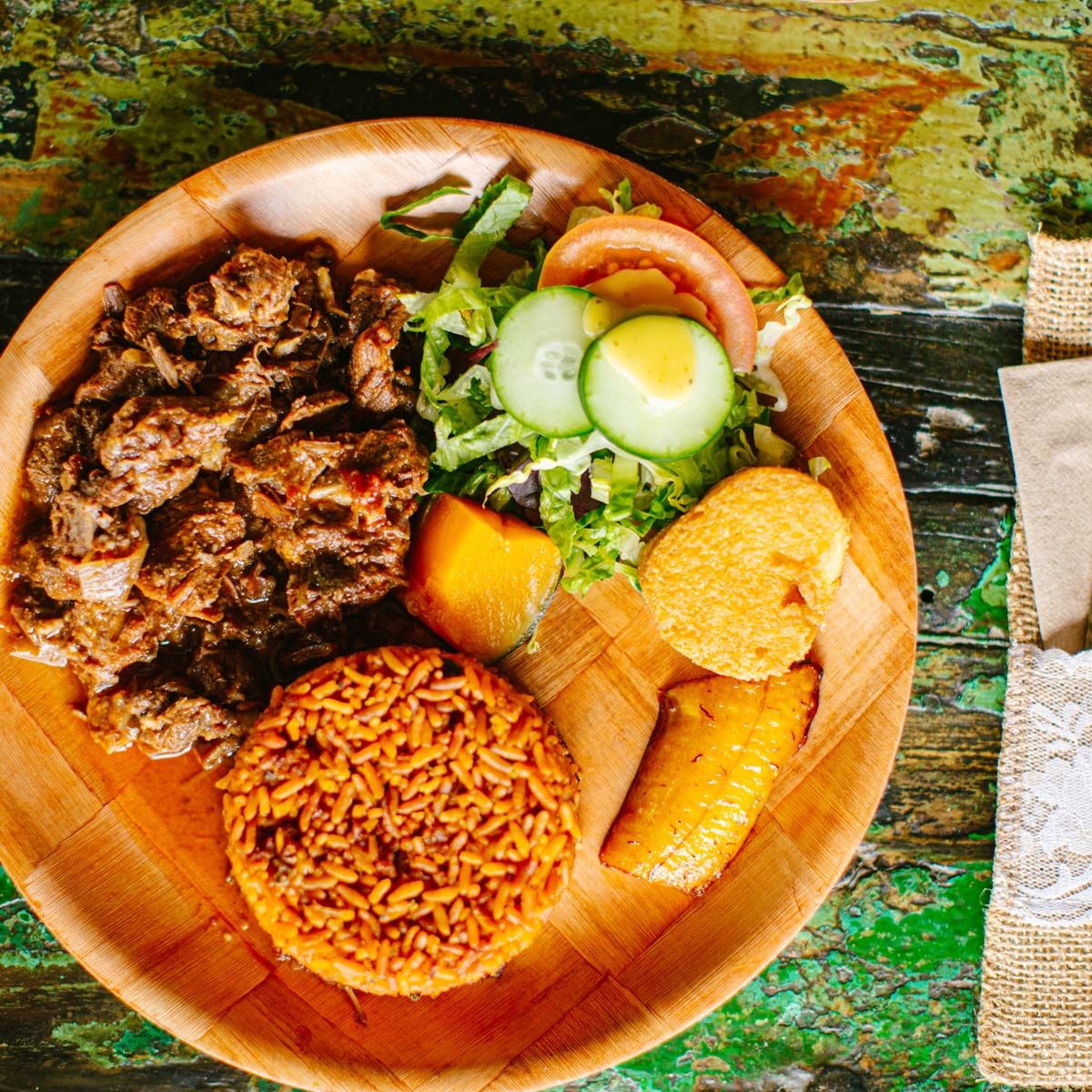 Bord met rijst, vlees en bakbananen
