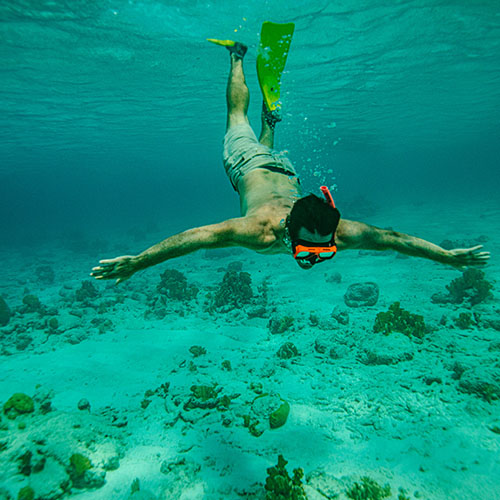 Man snorkelen en duiken onder water