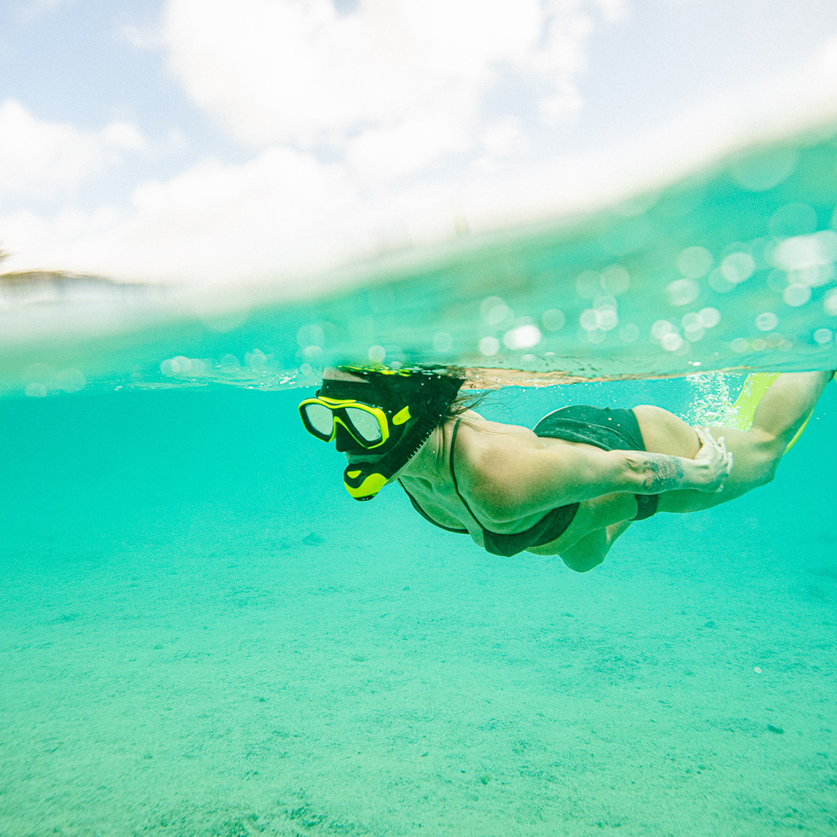 Onderwateropname van een vrouw die aan het snorkelen is