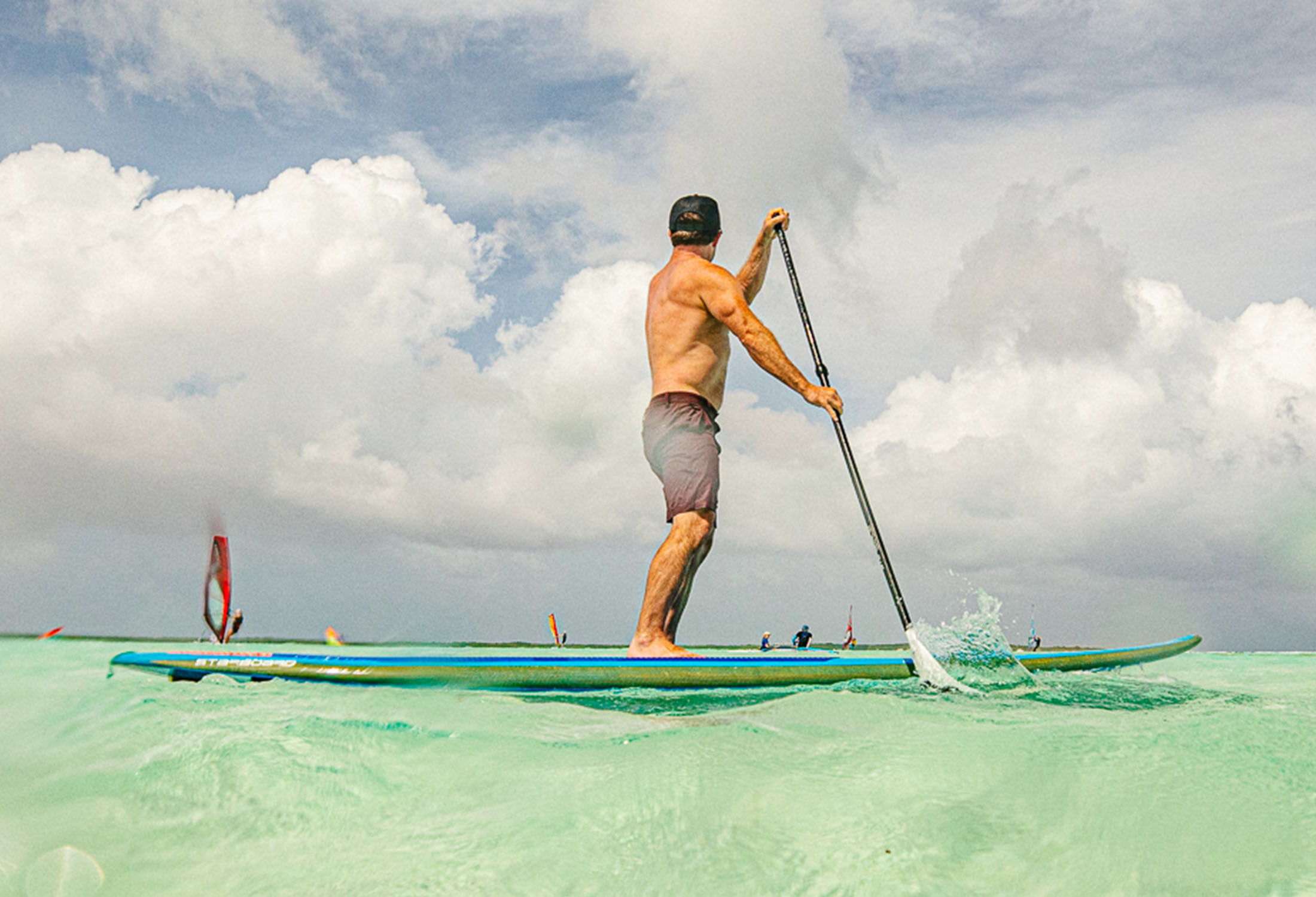 Man stand-up paddleboarden in het water