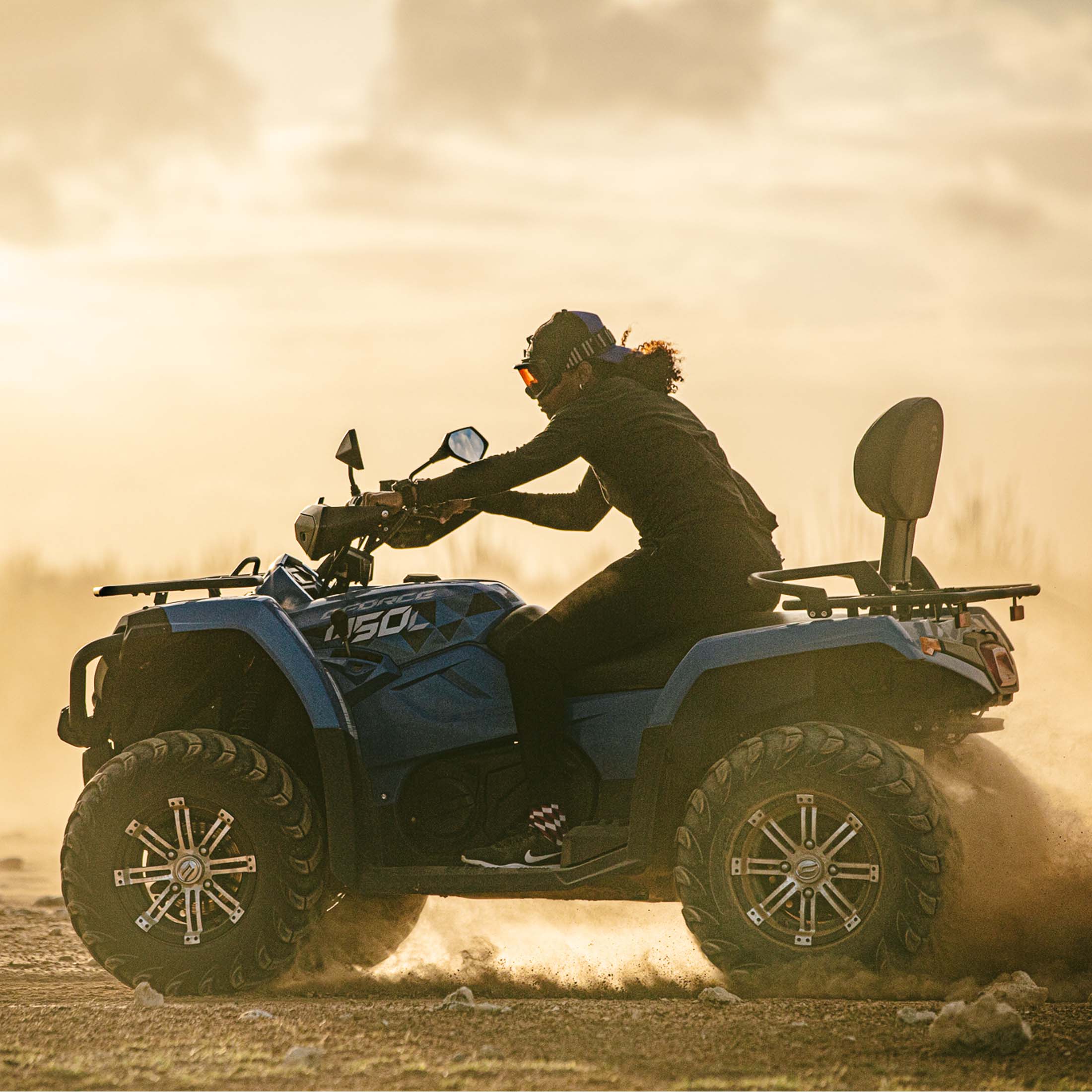 Man rijdt op ATV in de woestijn