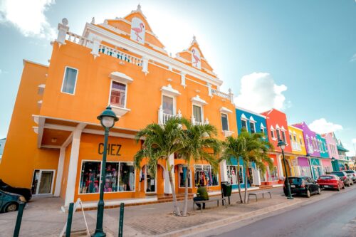 Kleurrijke gebouwen in het centrum van Bonaire
