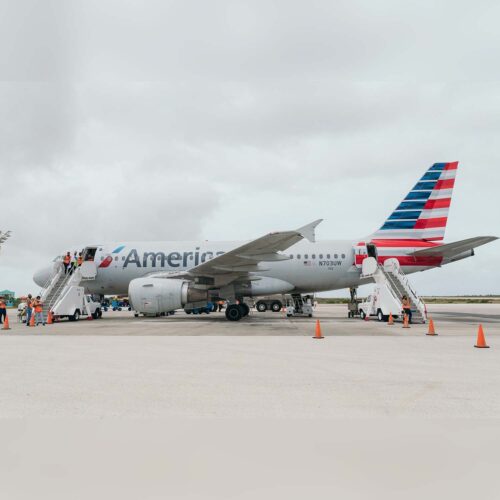 American Airlines 
vliegtuig op asfalt
