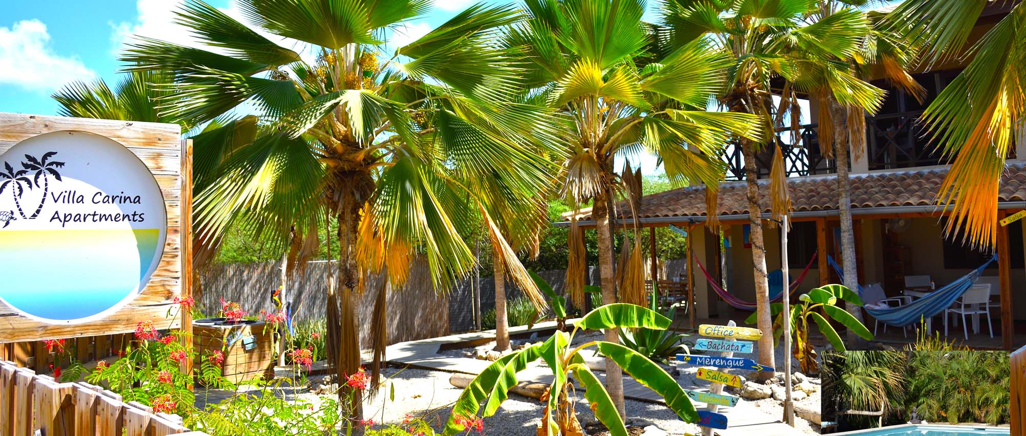 Buitenkant van het appartement met palmbomen