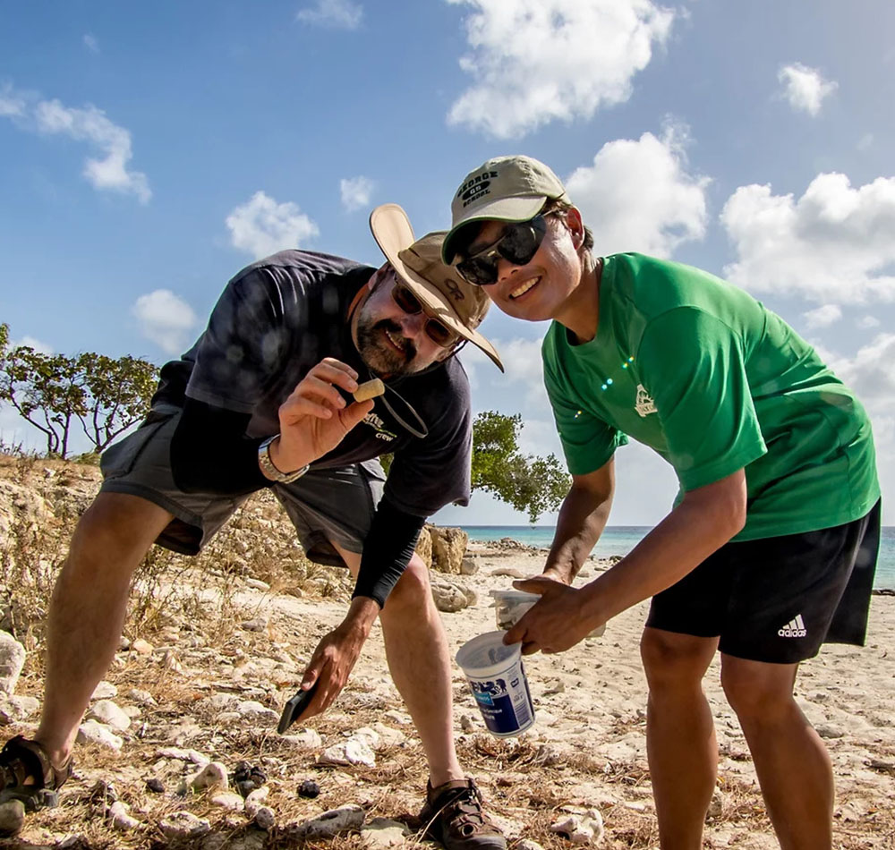 People cleaning up the Bonaire beaches